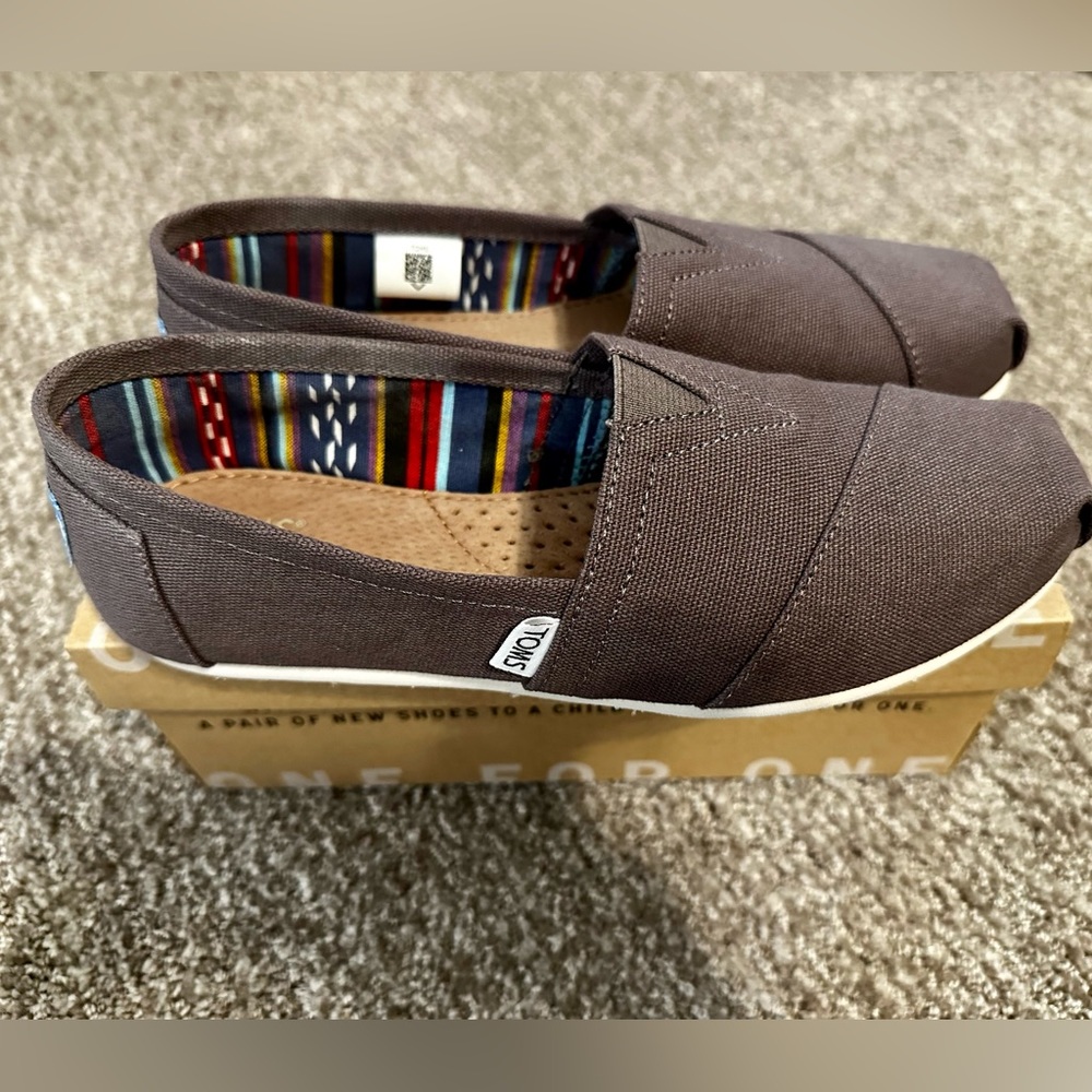 Women’s Toms size 6.5